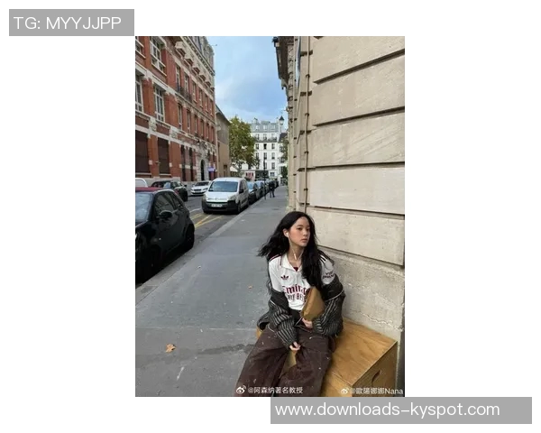 欧阳娜娜身穿阿森纳球衣漫步巴黎街头展现枪迷风采